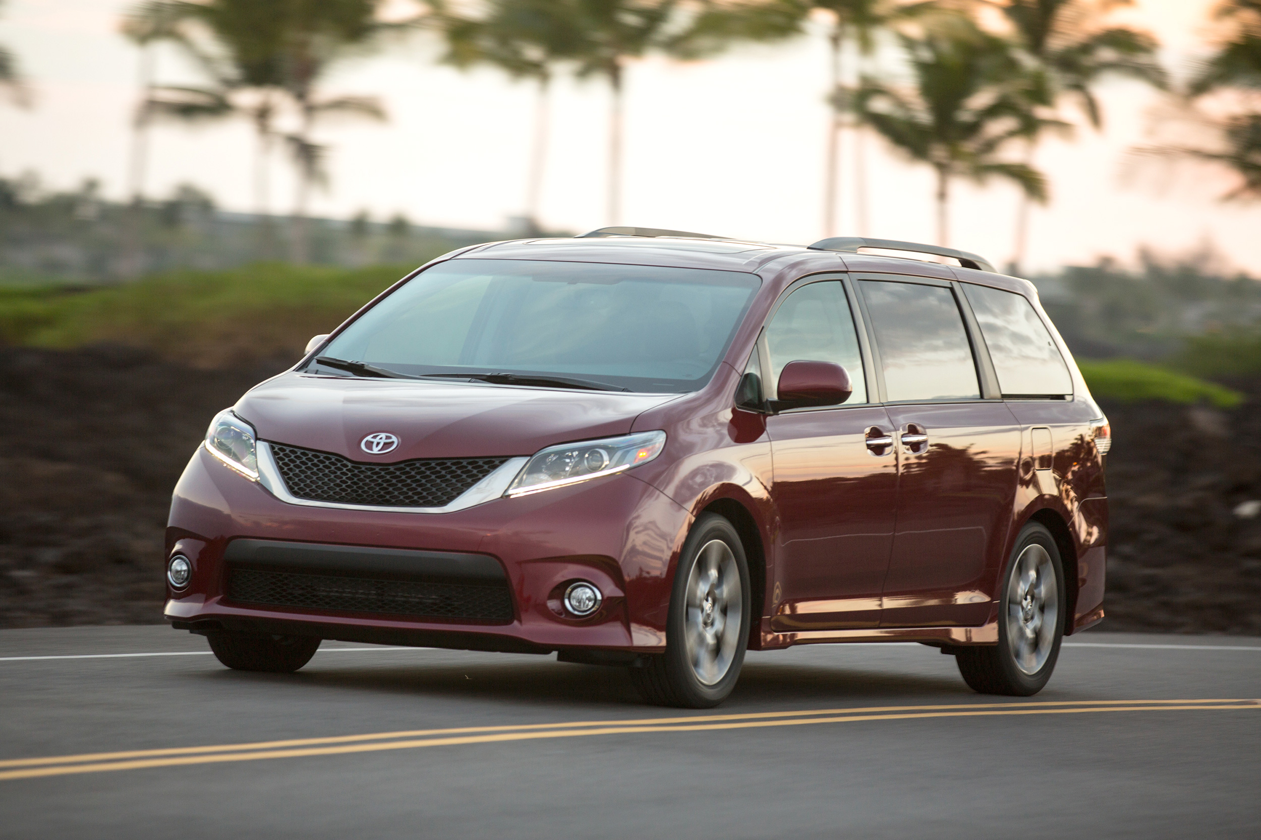 Toyota SIENNA XLE V6 AWD 7 Passenger 2017 International Price Overview
